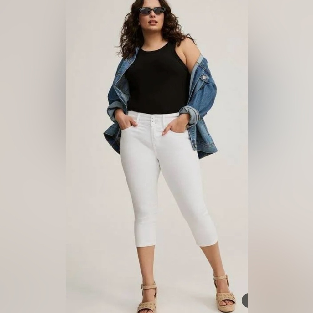 Torrid Cropped‎ Jeans size 22 White Ankle Cropped Jeggings Jeans PERFECT 🩷